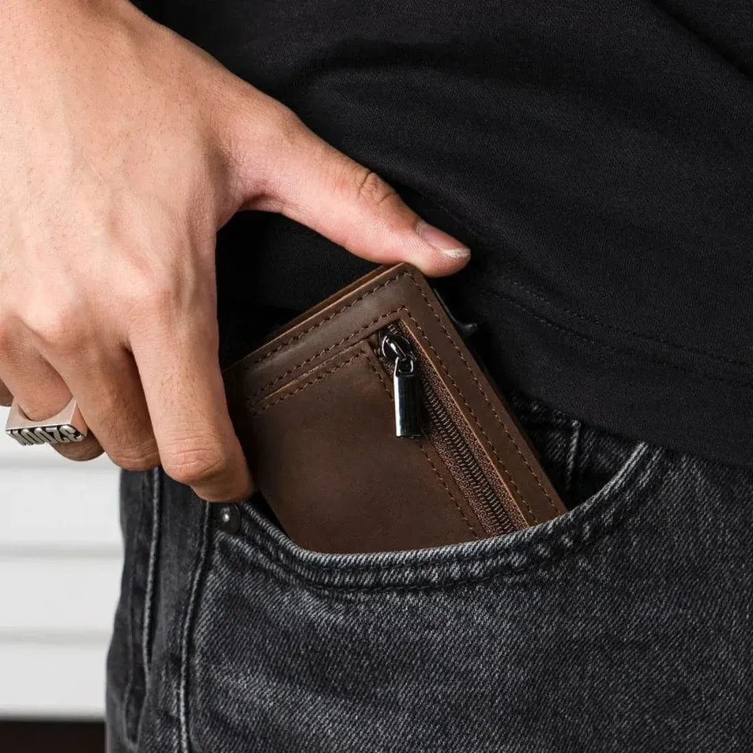 Cartera Belmonte en el bolsillo delantero